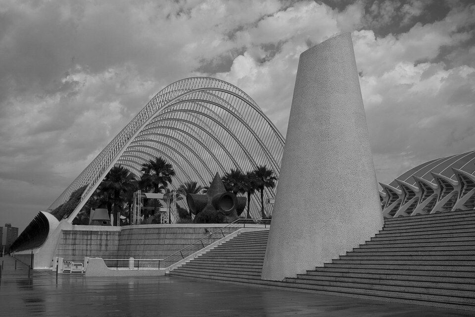 Valencia 的 City of Arts and Sciences 包含了,水族公园,科技博物馆,歌剧院,IMAX-3D电影院。天文馆<br /><br />
Santiago Calatrava 负责总体规划设计,1991年开始动工,2006年部分竣工,2009年的时候,部分还在施工中。<br /><br />
<br /><br />
沿街的拱廊绿地,L'Umbracle