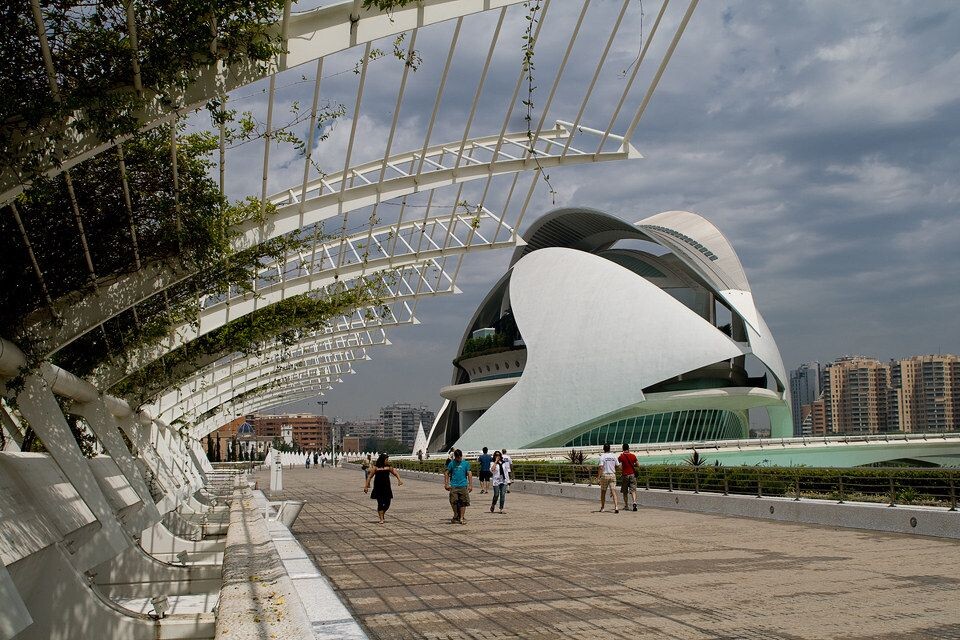 Valencia 的 City of Arts and Sciences 包含了,水族公园,科技博物馆,歌剧院,IMAX-3D电影院。天文馆<br /><br />
Santiago Calatrava 负责总体规划设计,1991年开始动工,2006年部分竣工,2009年的时候,部分还在施工中。<br /><br />
<br /><br />
建筑主体都低于街面,在原本河床之上而建。