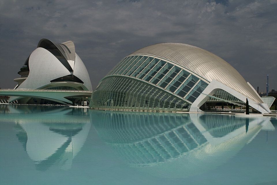 Valencia 的 City of Arts and Sciences 包含了,水族公园,科技博物馆,歌剧院,IMAX-3D电影院。天文馆<br /><br />
Santiago Calatrava 负责总体规划设计,1991年开始动工,2006年部分竣工,2009年的时候,部分还在施工中。<br /><br />
<br /><br />
图中远景为歌剧院,近近景为天文馆和IMAX