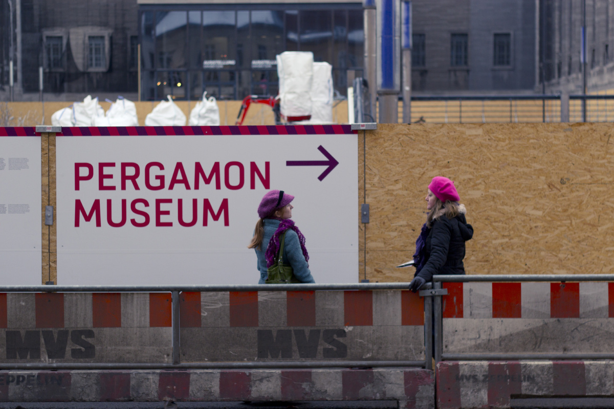 背朝默克尔<br />
拍这张片子的时候。我背后顶楼就住着默克尔和他老公。天天对着个佩加蒙博物馆的工地。周末楼下还是条跳蚤市场。