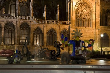 pompidou 边 Saint-Merri 前