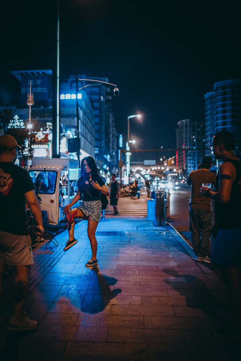 年轻人的夜生活成都式路边摊676767