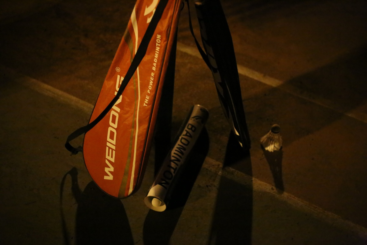 晚上打羽毛球.球场灯光暖黄色,特别舒服. - 色瘾狮 - 图虫