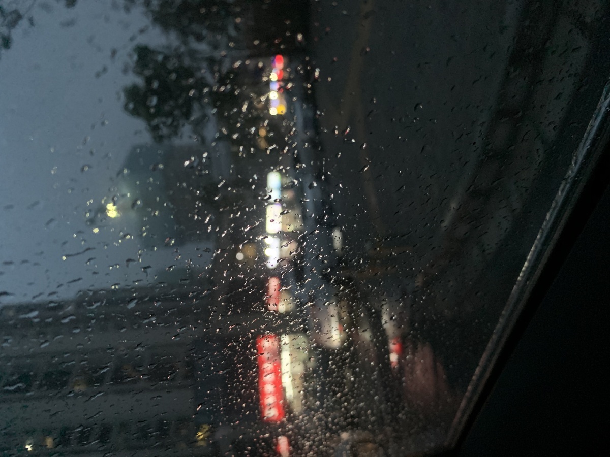 窗外的雨也会看见彩虹