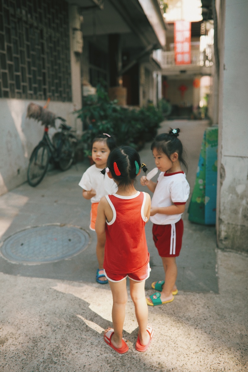 来一组复古风童年的回忆小时候总喜欢坐在门口的老树下吃着老冰棍喝着