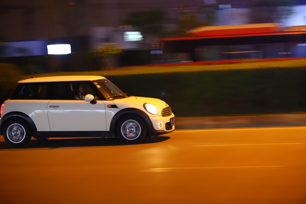 夜间追焦拍摄行驶的车辆