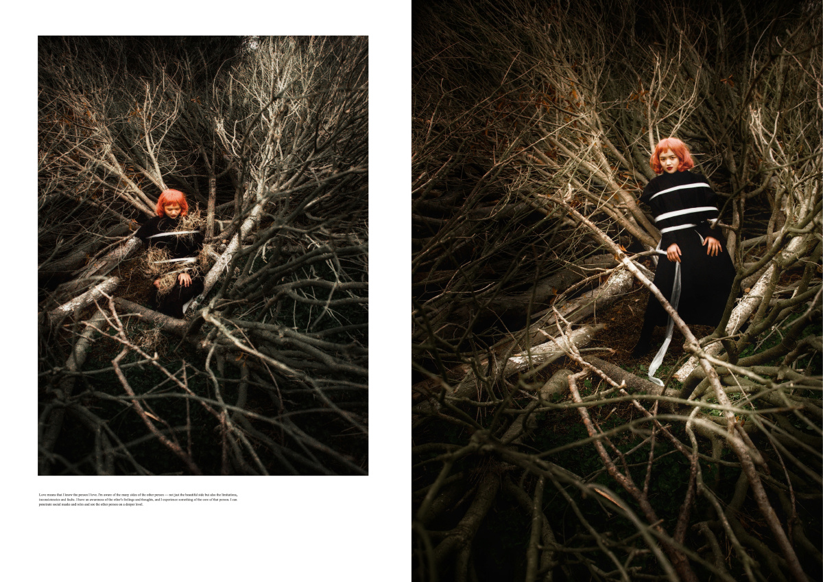 她被束缚在黑夜的尽头,身体被树枝缠绕捆绑 .