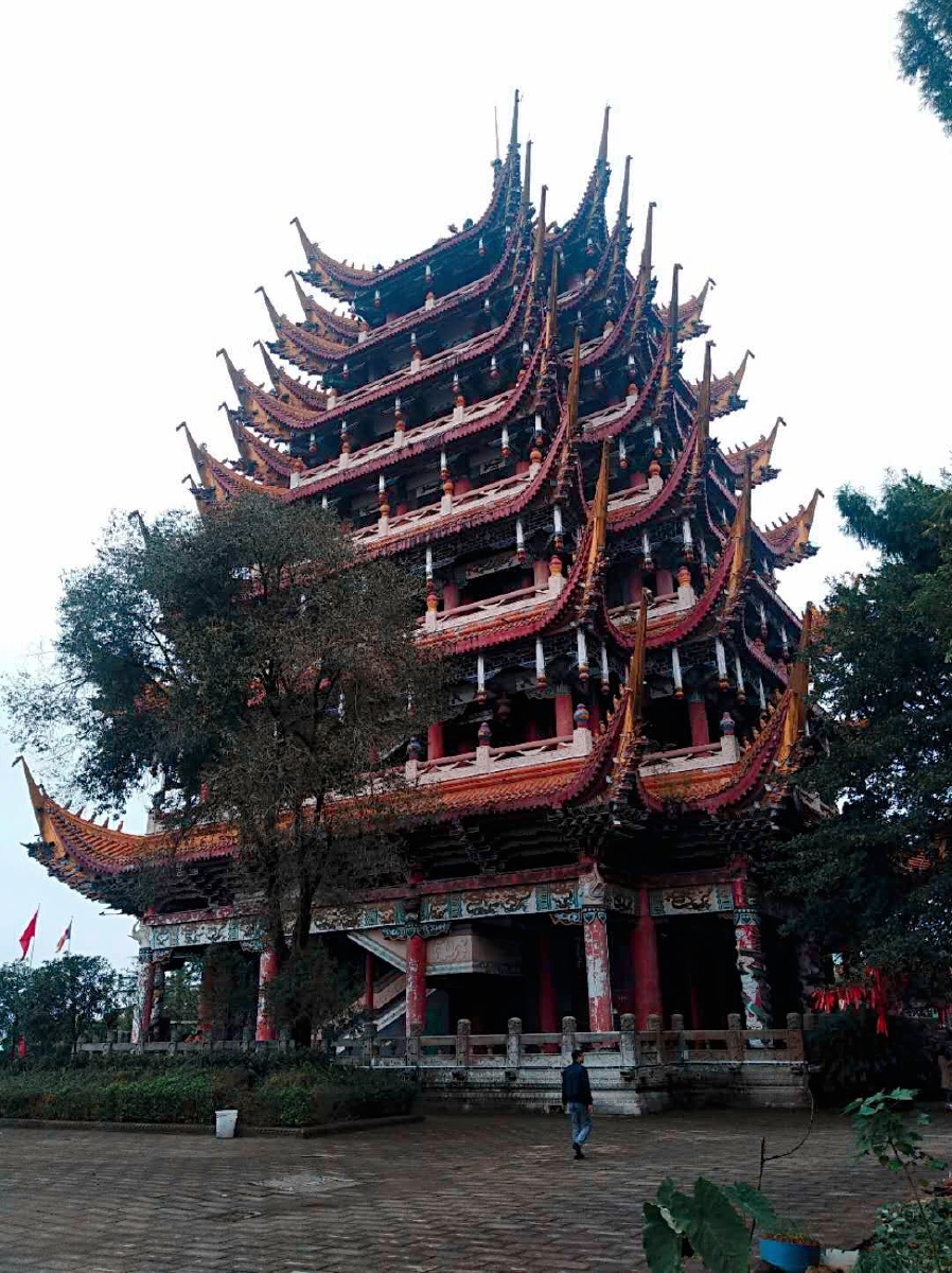 遂宁灵泉寺建筑很宏伟
