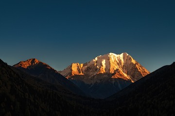 159130