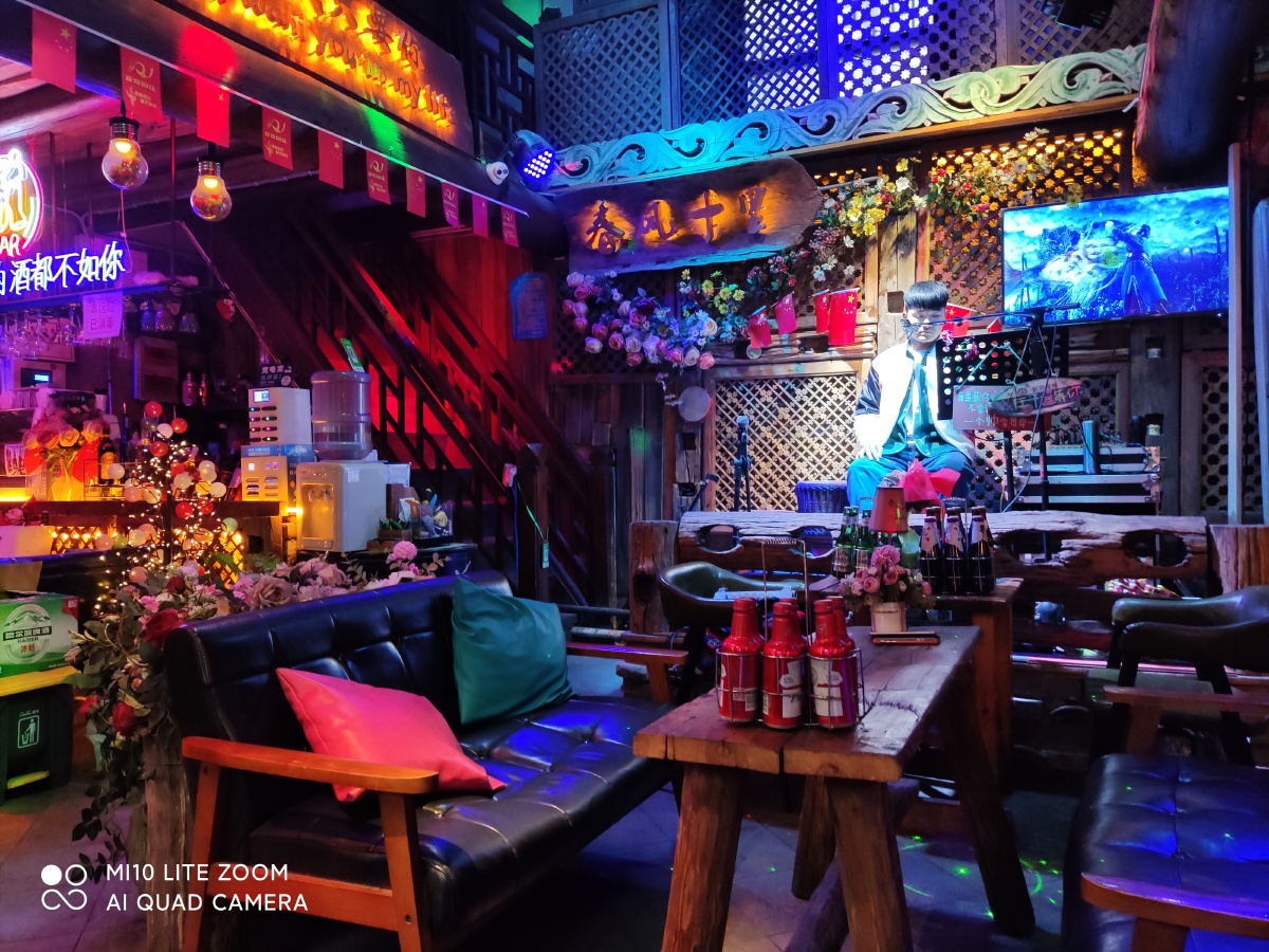 北方小县城的民谣酒吧,有我喜欢的安静的环境和舒适的人.