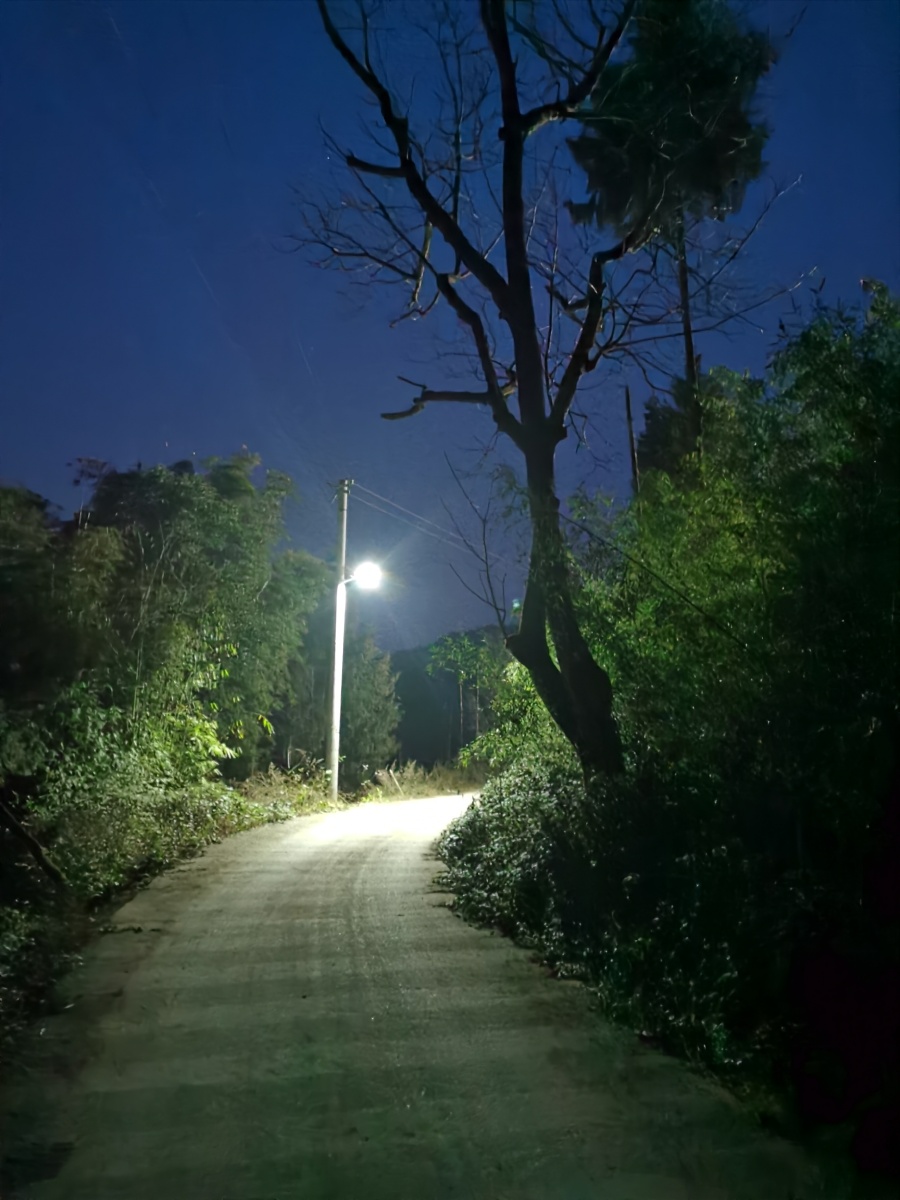 夜幕降临寂静的乡村