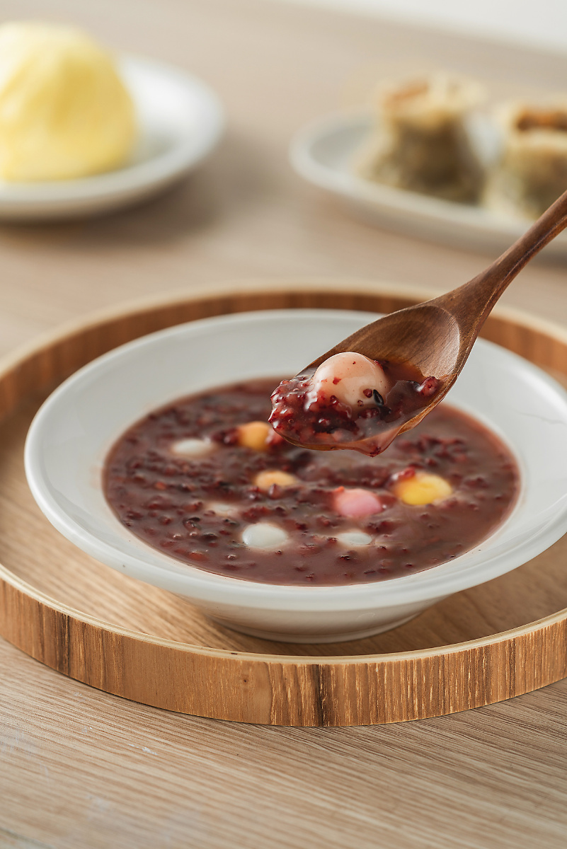 2块钱的杯装黑米粥,给它加了几个小汤圆,换了个造型儿 - 柴米美食摄影