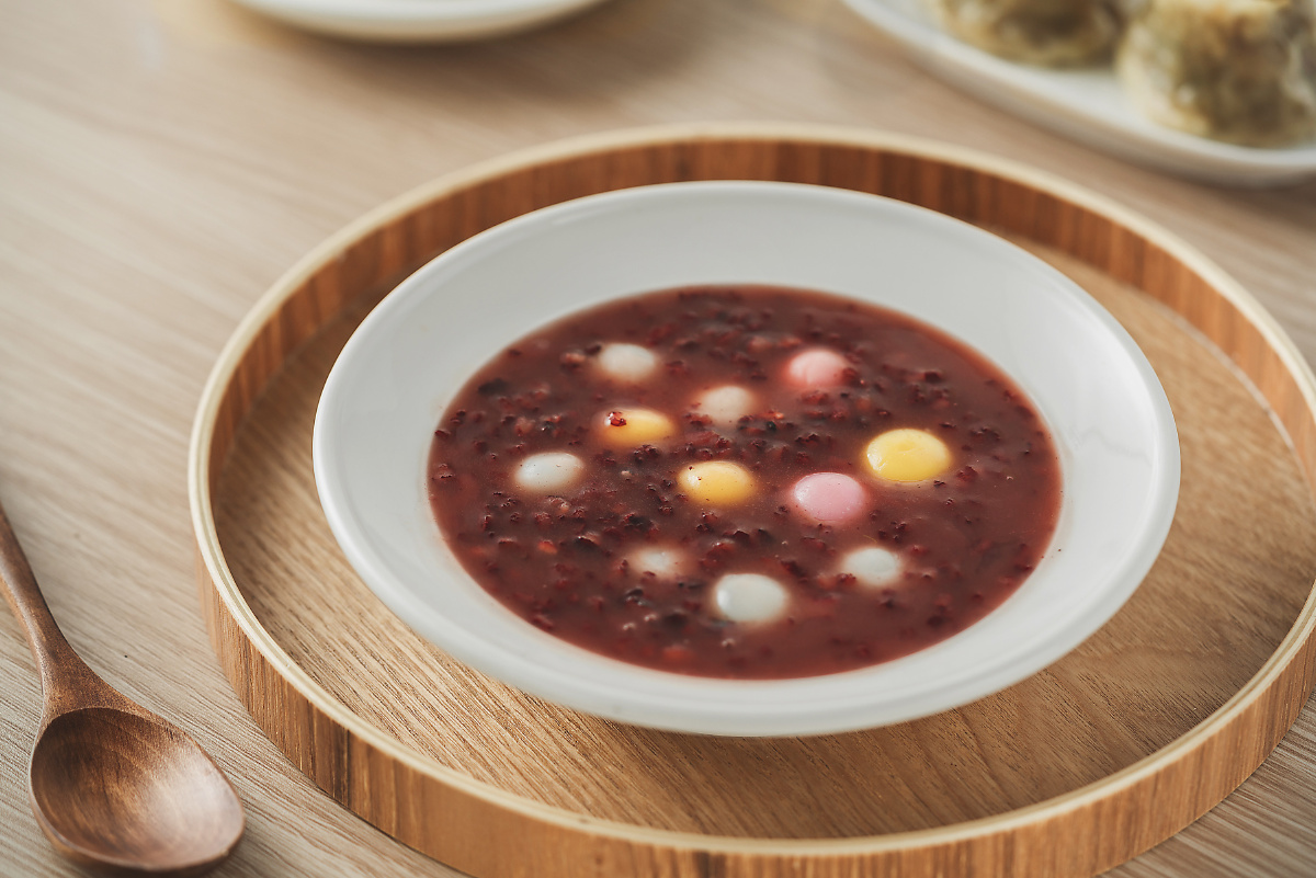 2块钱的杯装黑米粥,给它加了几个小汤圆,换了个造型儿 - 柴米美食摄影