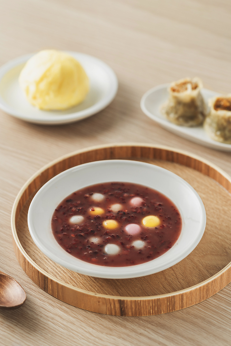 2块钱的杯装黑米粥,给它加了几个小汤圆,换了个造型儿 - 柴米美食摄影