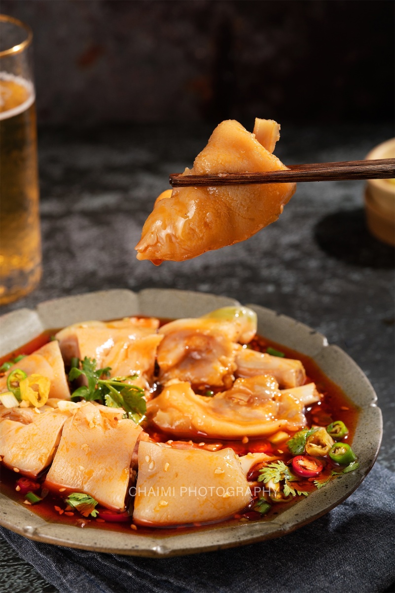 竹帘上一盘泡椒猪蹄花