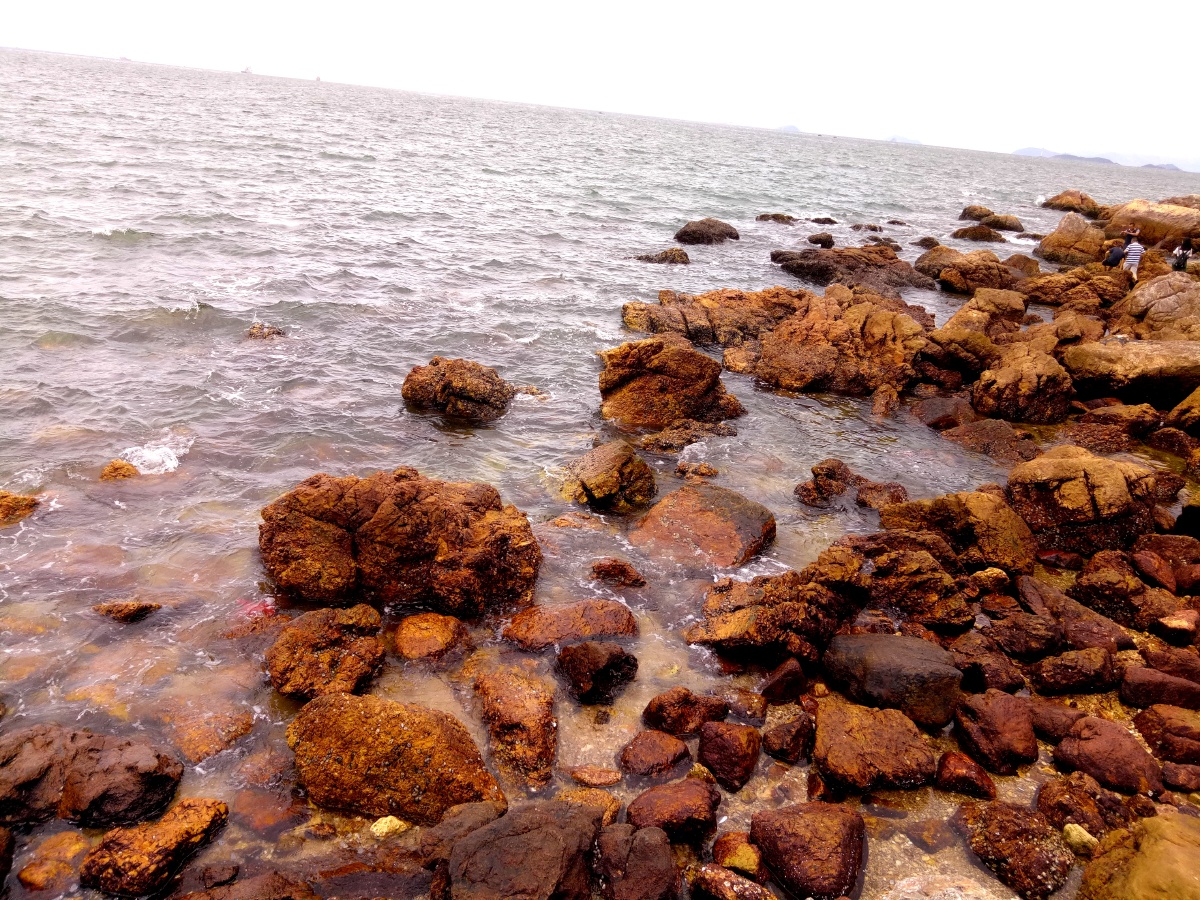 暗礁坚韧不拔岩石