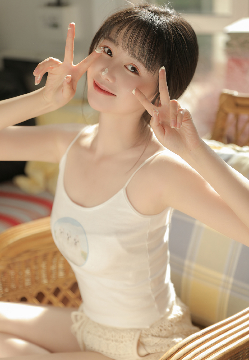 丰满美女吊带长腿迷