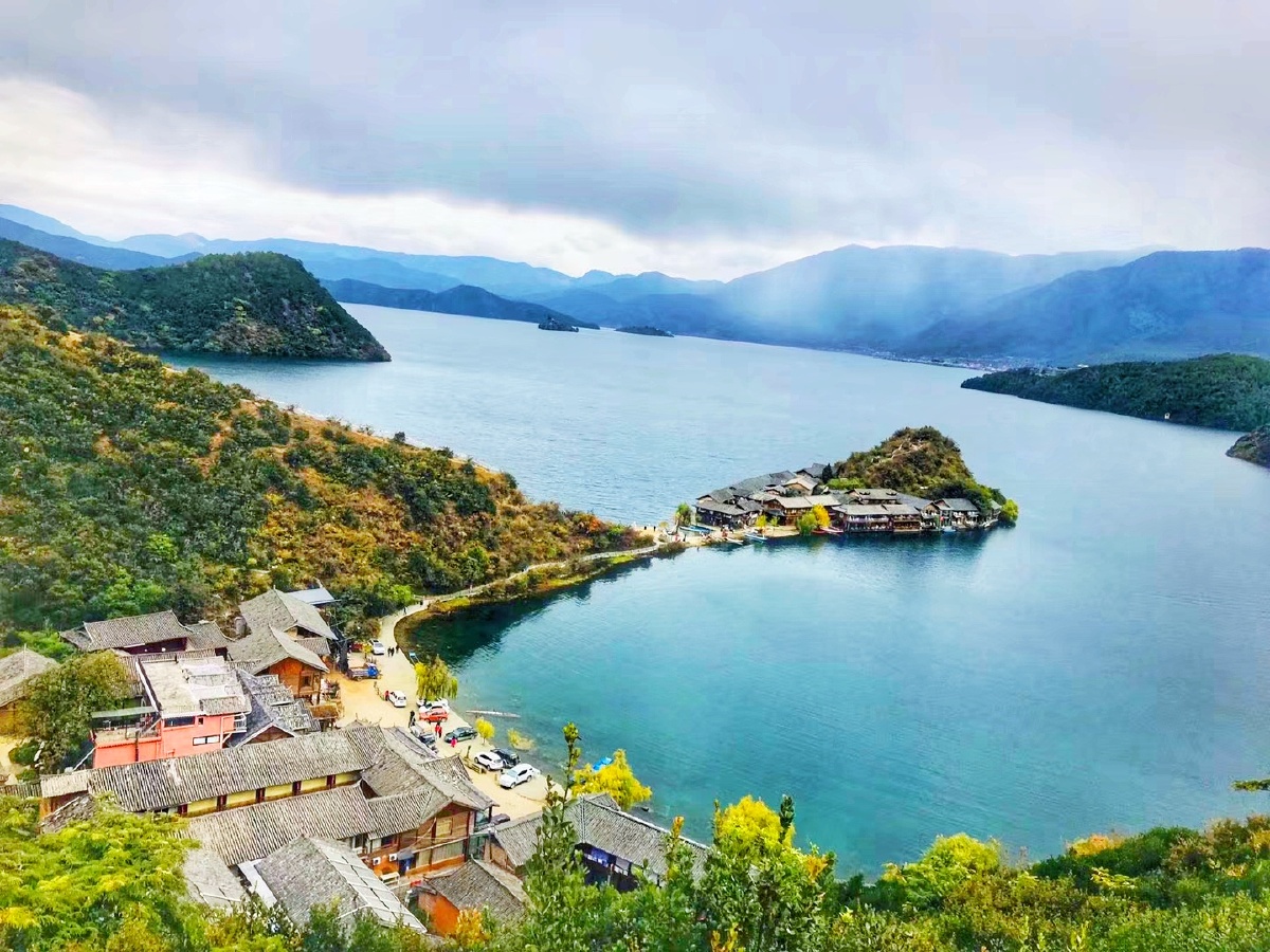安静又清澈的湖水给人心旷神怡之美