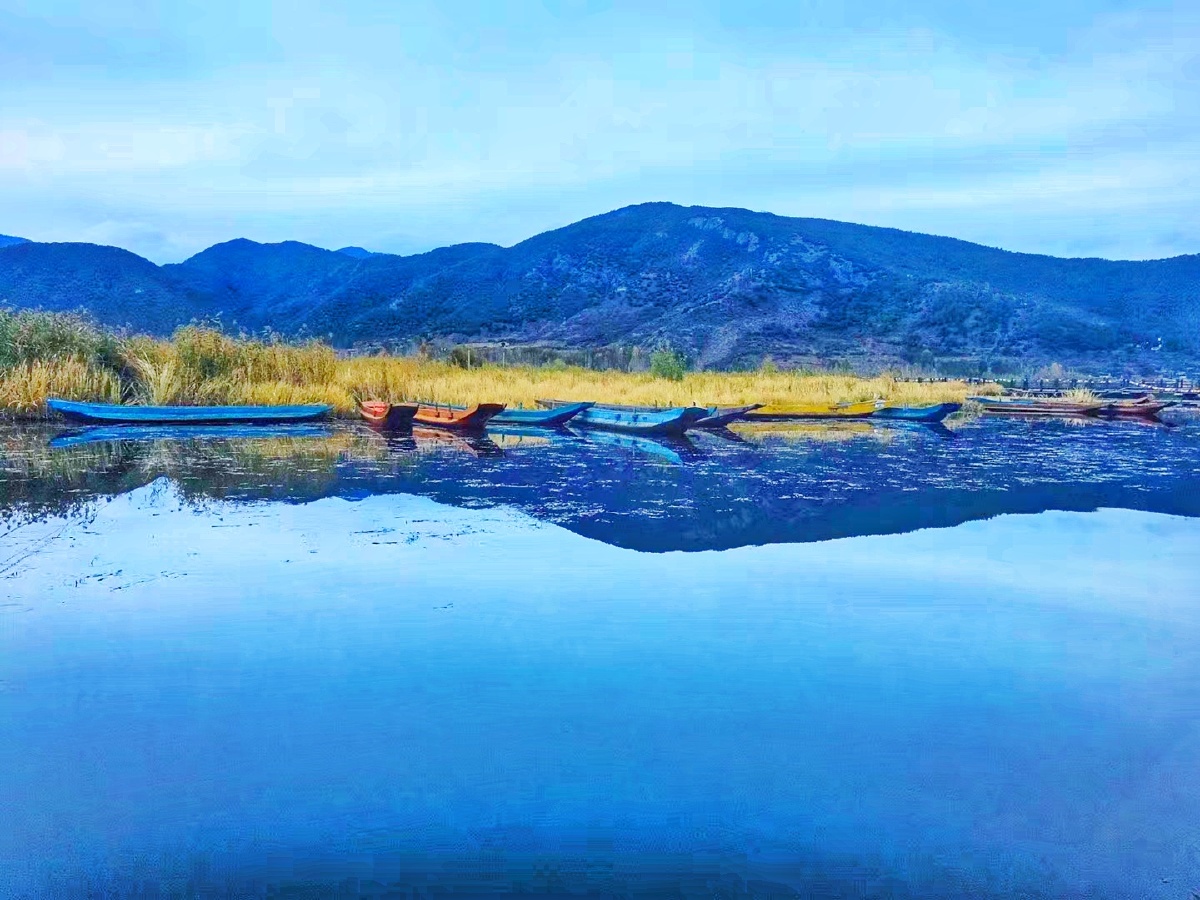 安静又清澈的湖水给人心旷神怡之美