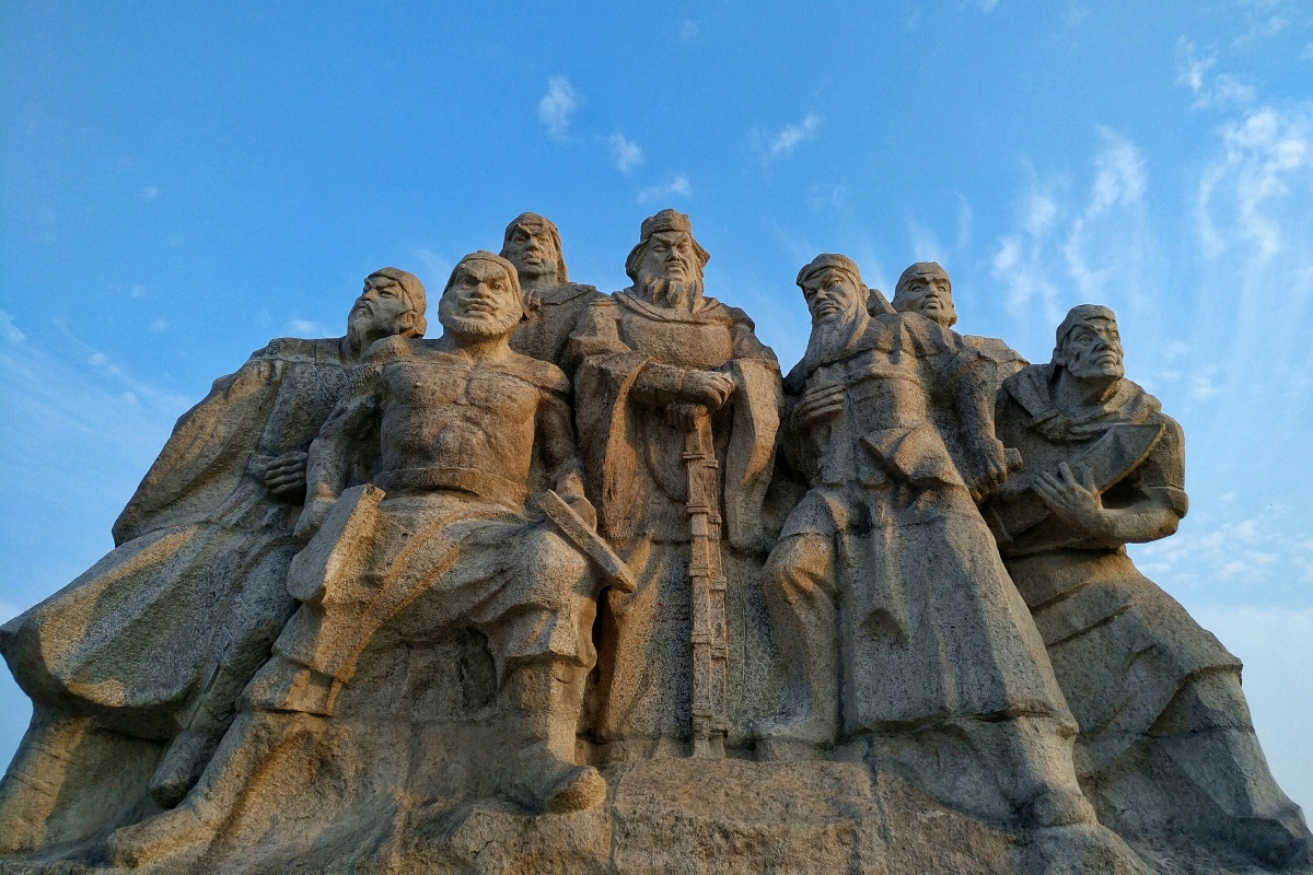 梁山聚义湖梁山英雄群雕