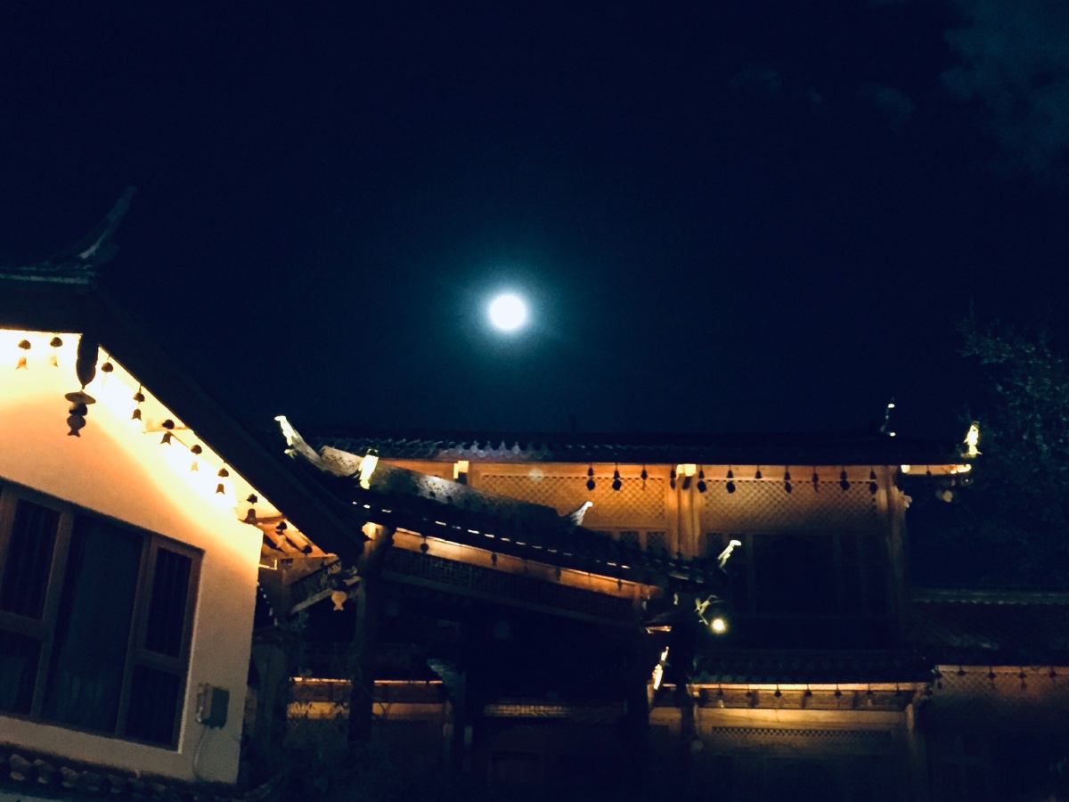 今晚丽江古城的超级月亮