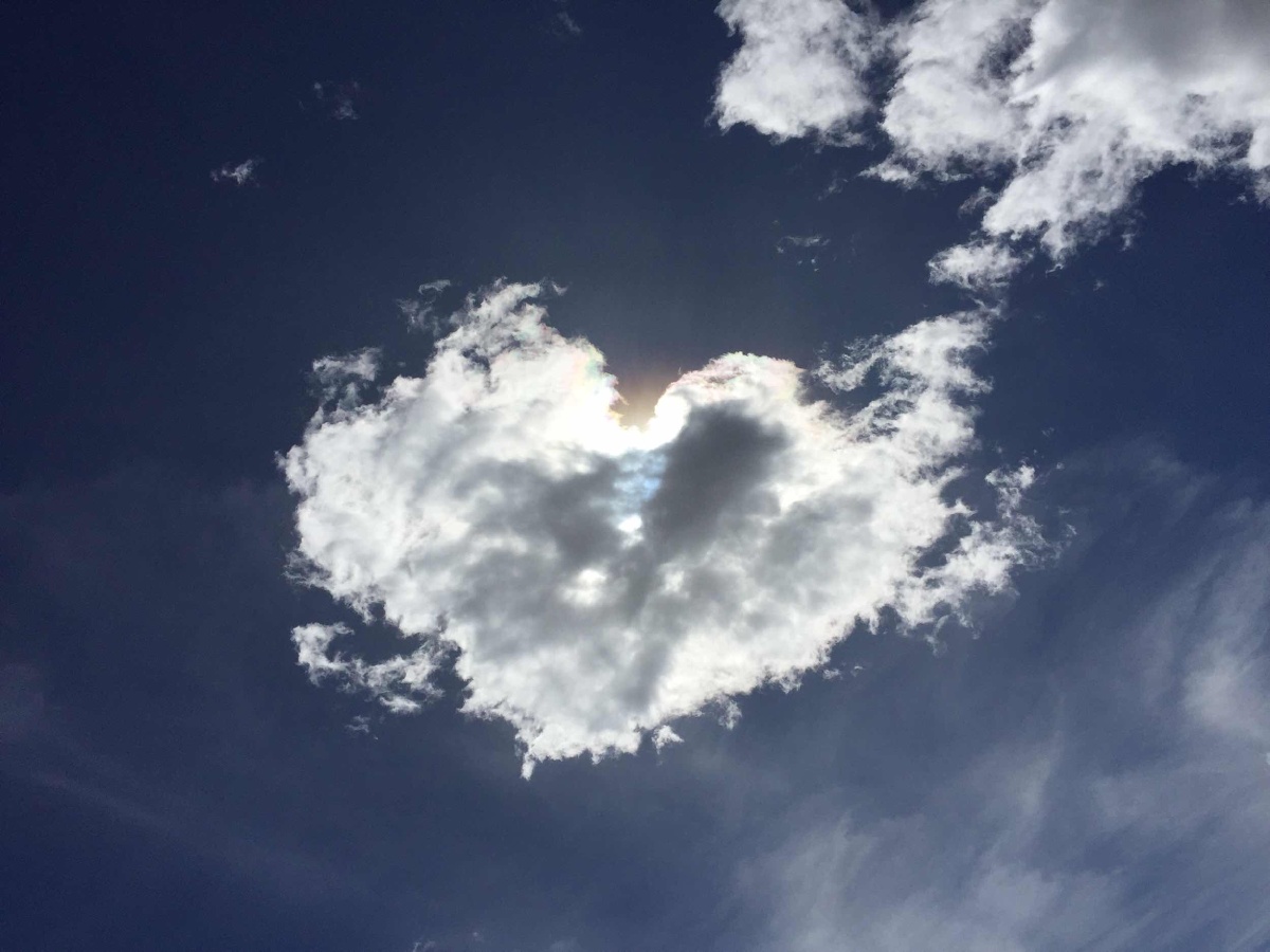 示爱的云朵和心碎的云朵