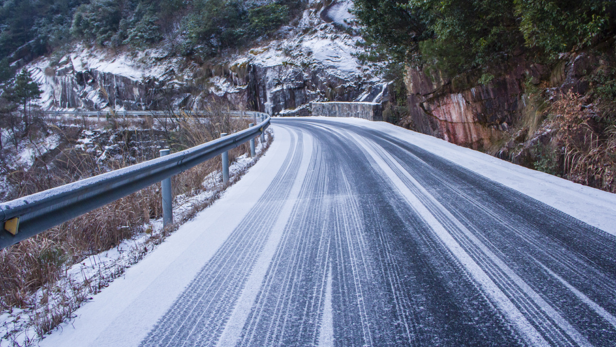 冰雪盘山路