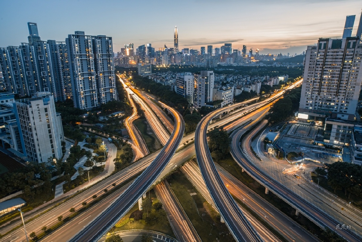 一座城,从边陲的小渔村,发展成为一个现代化的大都市,建设者