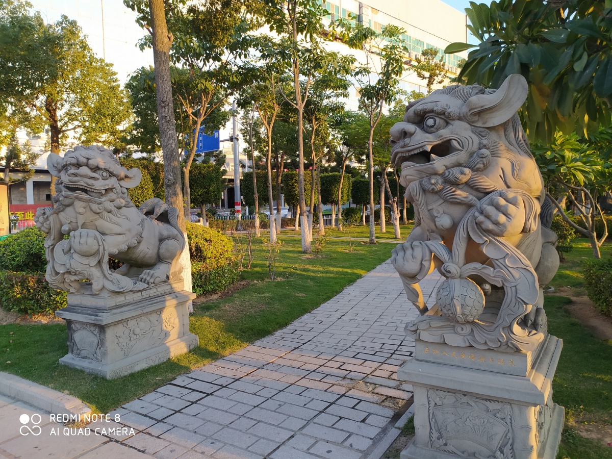 聊天中的石狮子摄于福建省石狮市市政府前公园有百来只石狮造型不同