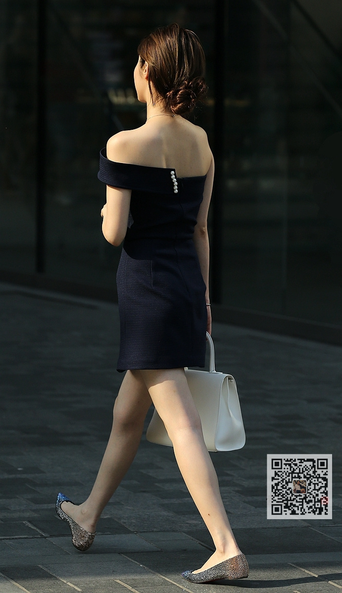 街拍街头大长美腿诱惑性感大白腿美女可爱小姐姐