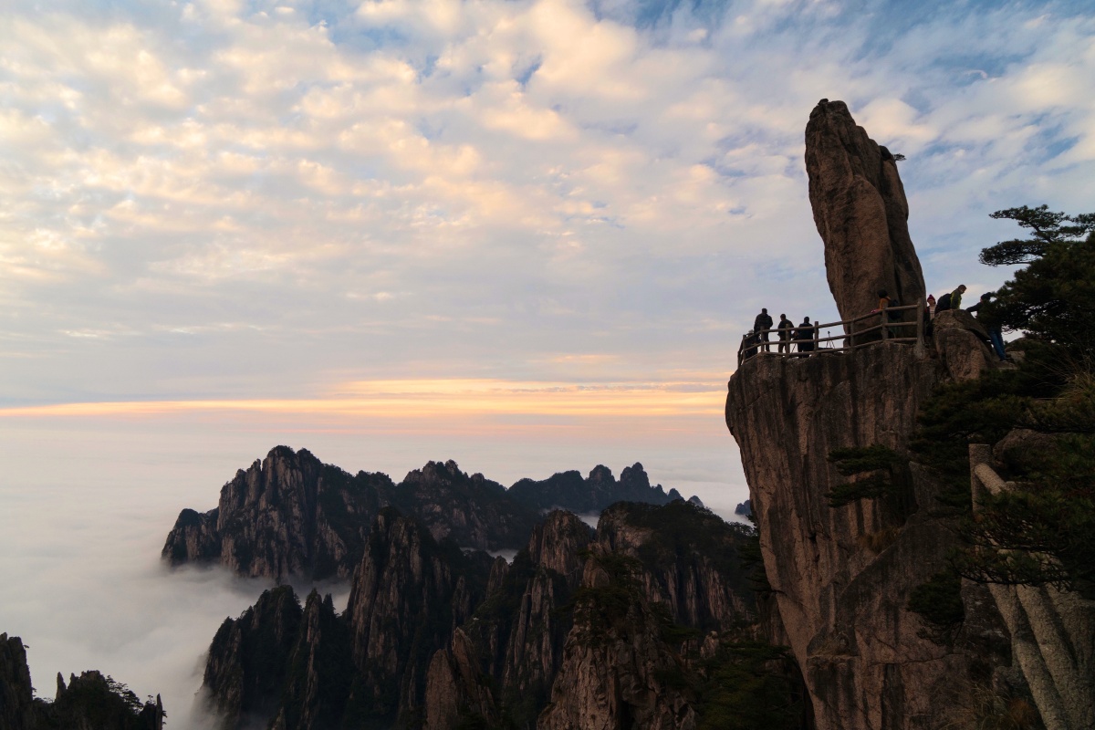 【黄山记录】站在黄山光明顶等落日,因云层太厚没能盼到红霞满天,但