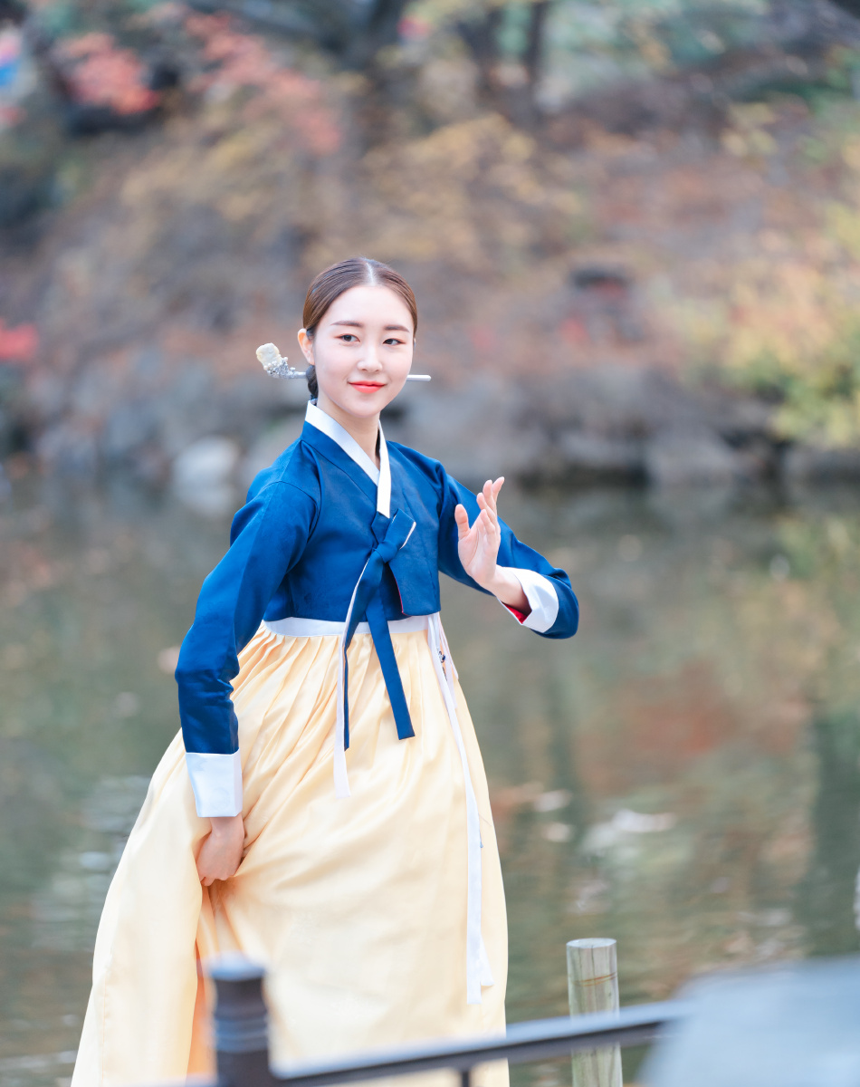 韩国王宫后院穿韩服的大姐