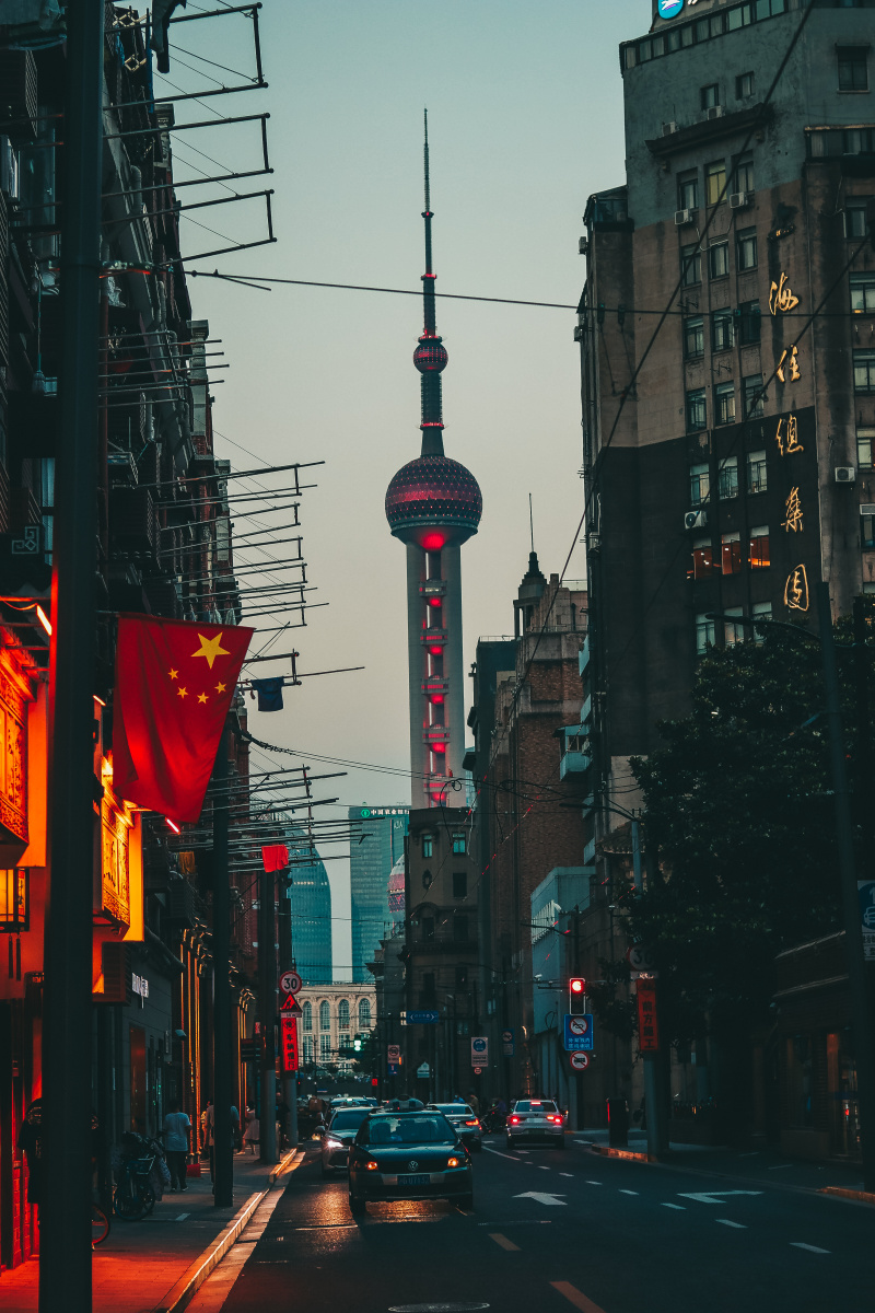 喧闹城市小巷中的视角