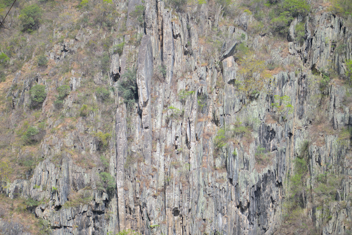 褒斜道一景<br />
褒斜道的游览景观现代化痕迹太重，未拍一张，就拍拍古栈道上的石壁吧