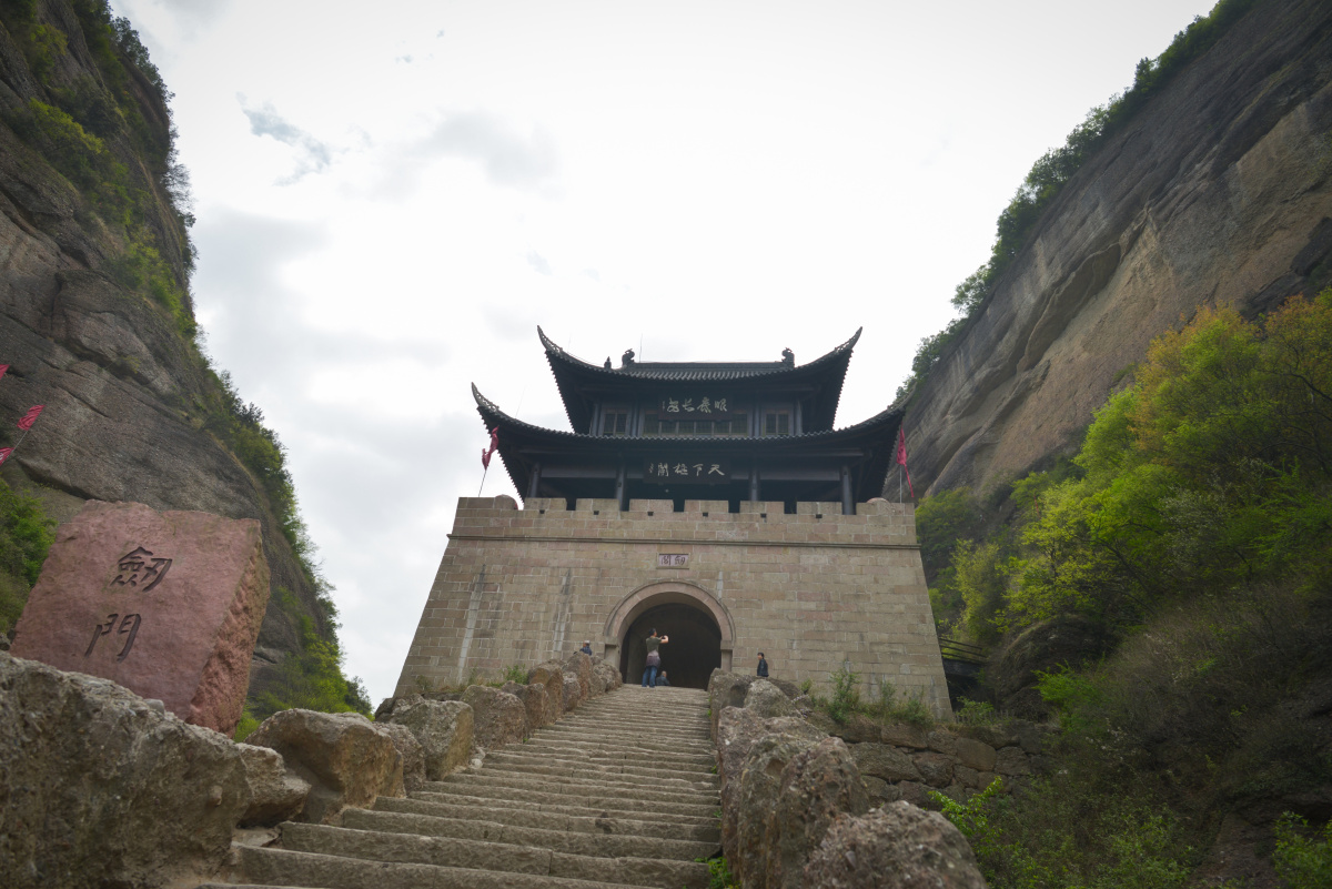 剑门关<br />
当年魏军镇西将军钟会率领10万精兵进取汉中，直逼剑门关欲夺取蜀国，蜀军大将姜维领3万兵马退守剑门关，抵挡钟会10万大军于剑门关外。<br />
