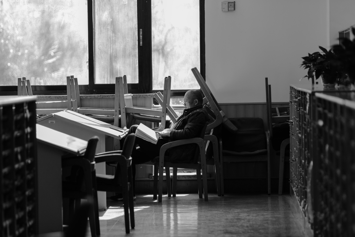 独自阅读——图书馆的角落