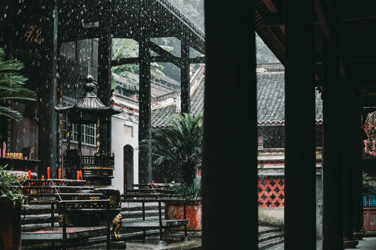 雨中庙宇