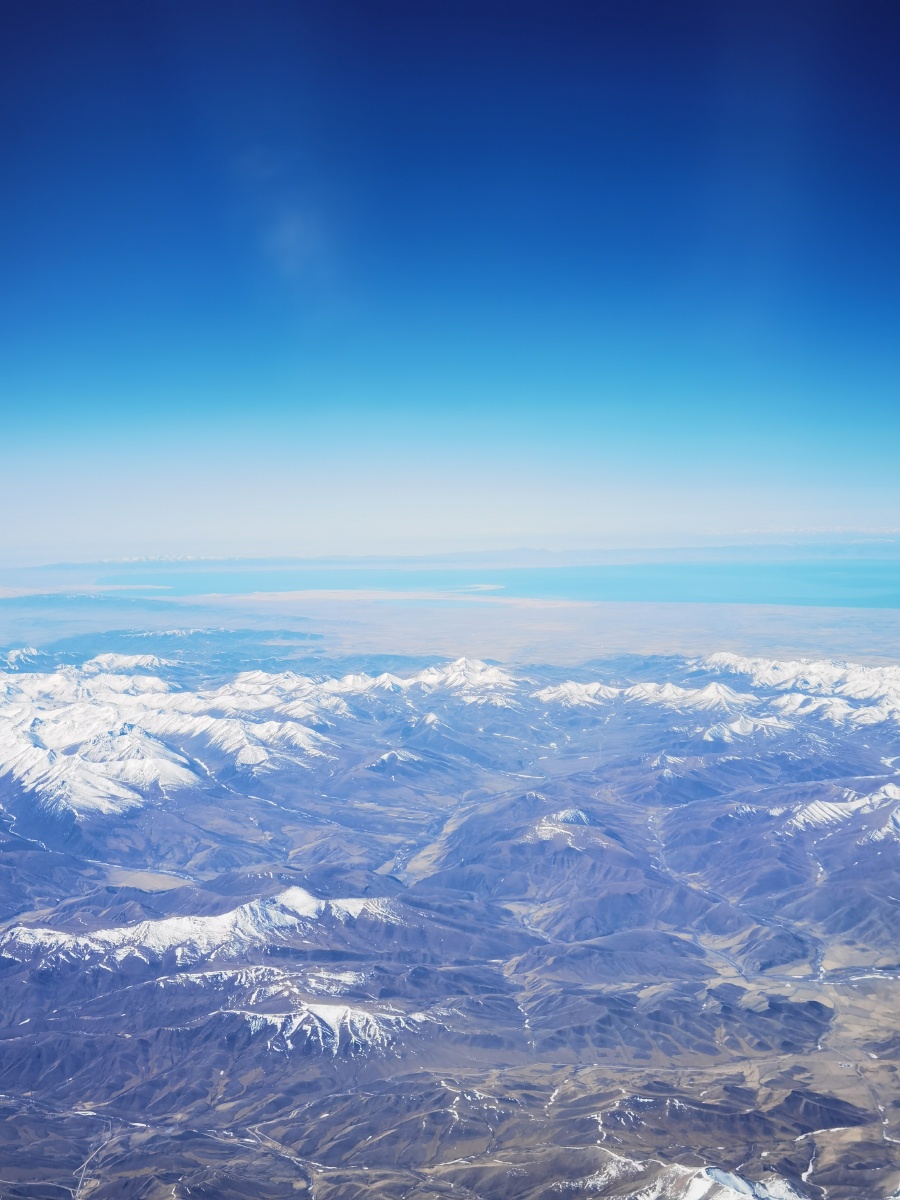 飞过祁连山脉再次和青海湖擦肩而过连绵的雪山太赞