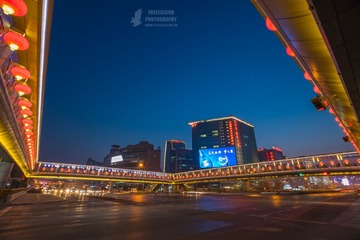 张灯结彩的中关村天桥