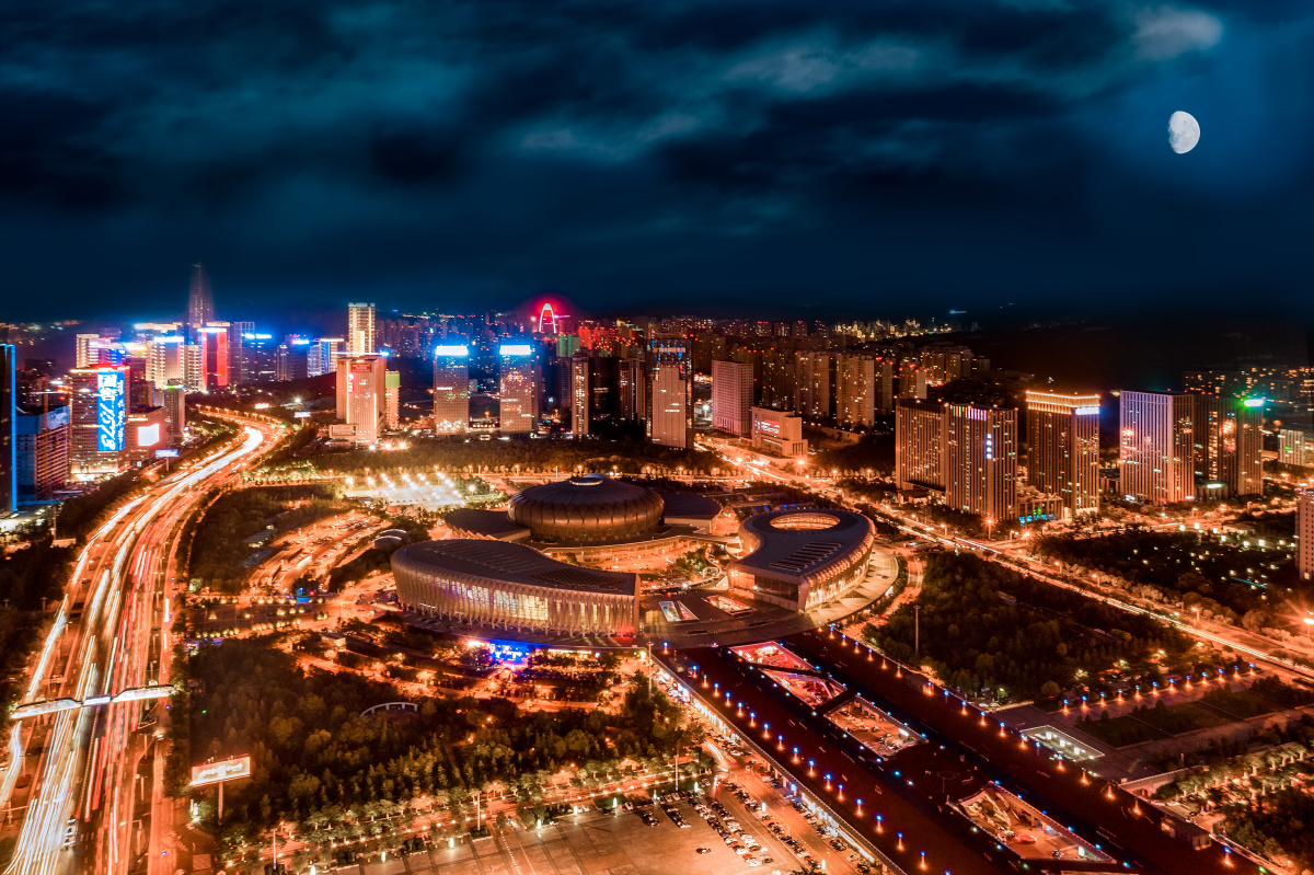 夜幕下的济南奥体中心