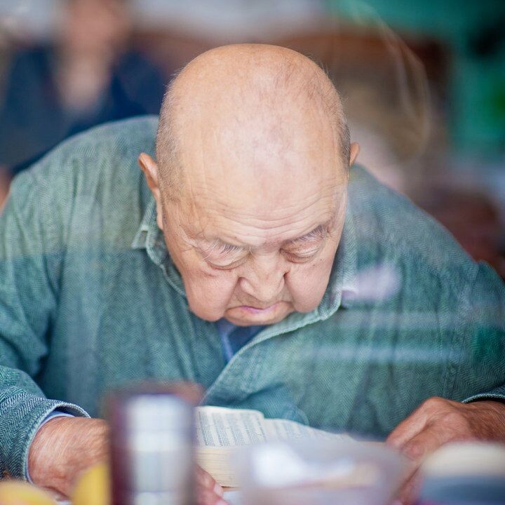 看报的爷爷<br />
