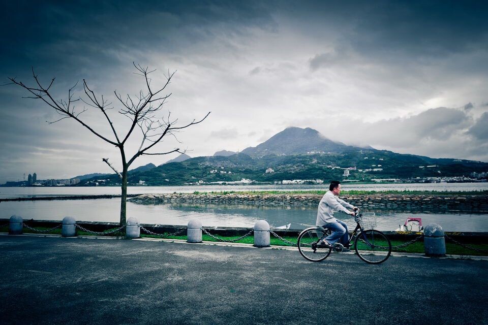 骑车在淡水<br />

