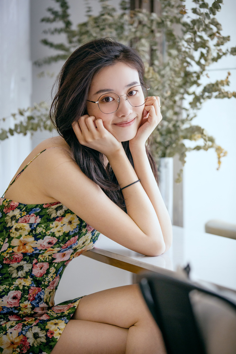 清新眼镜眼睛好看美女可爱瘦瘦咖啡馆胡同