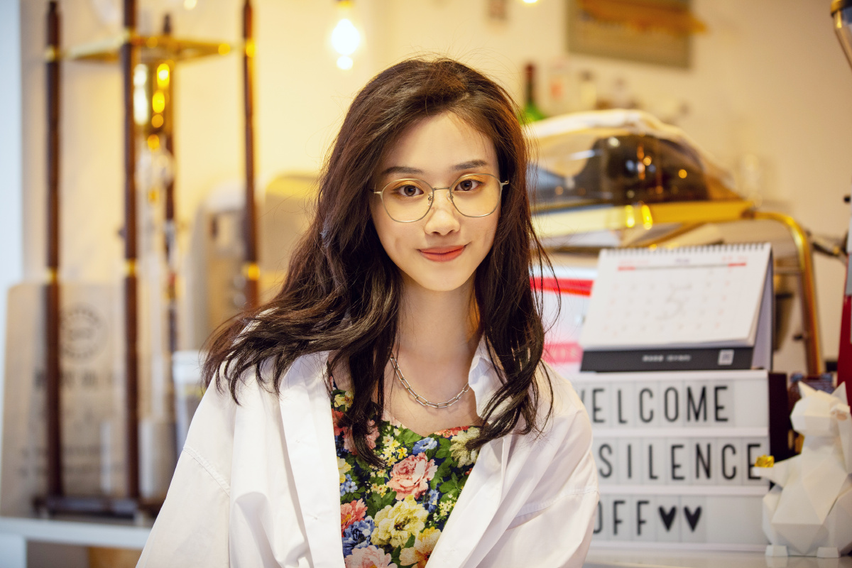 清新眼镜眼睛好看美女可爱瘦瘦咖啡馆胡同