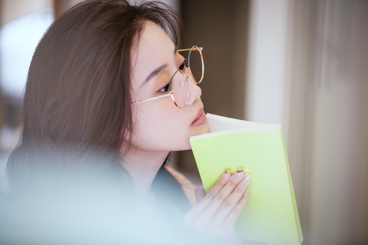清新眼镜眼睛好看美女可爱瘦瘦咖啡馆胡同