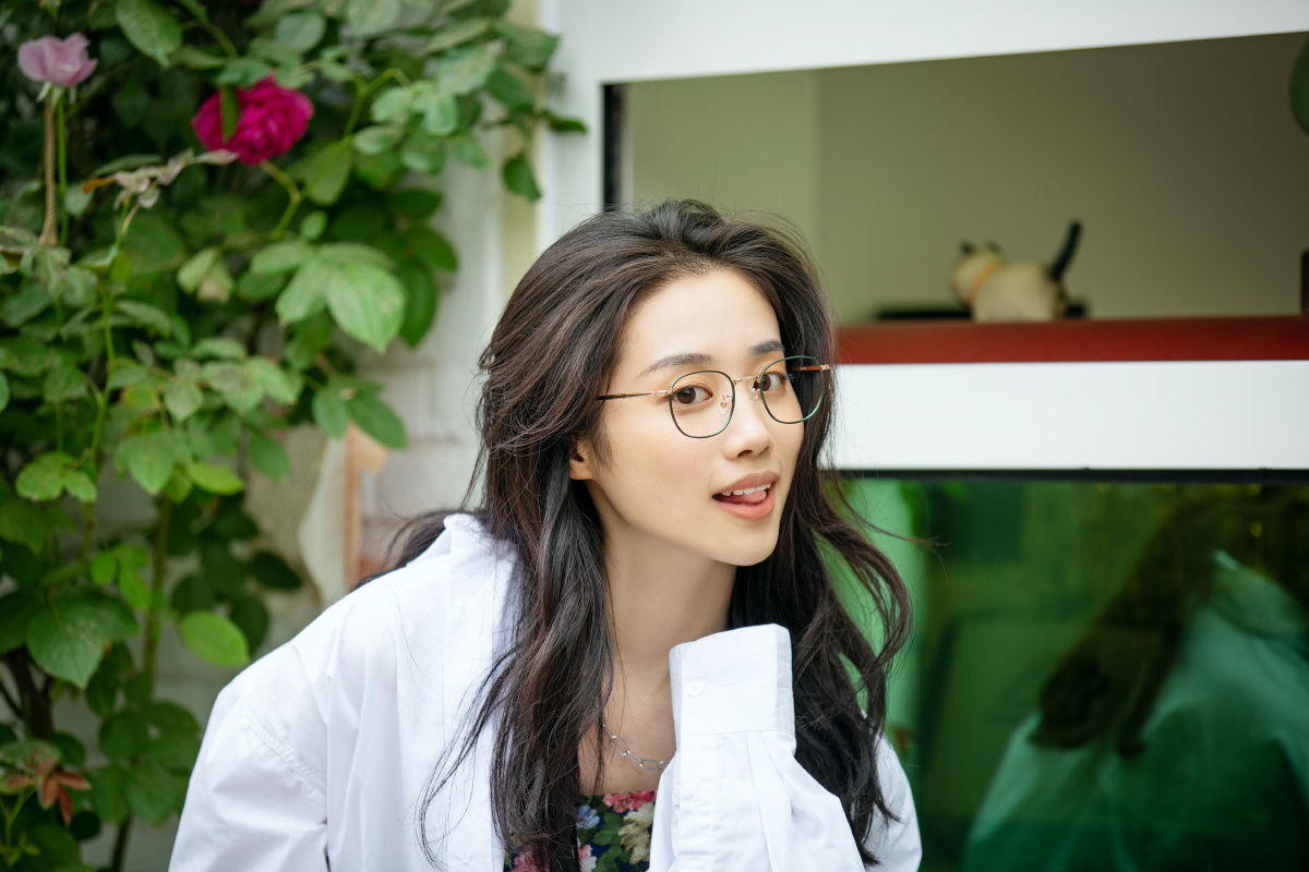 清新眼镜眼睛好看美女可爱瘦瘦咖啡馆胡同