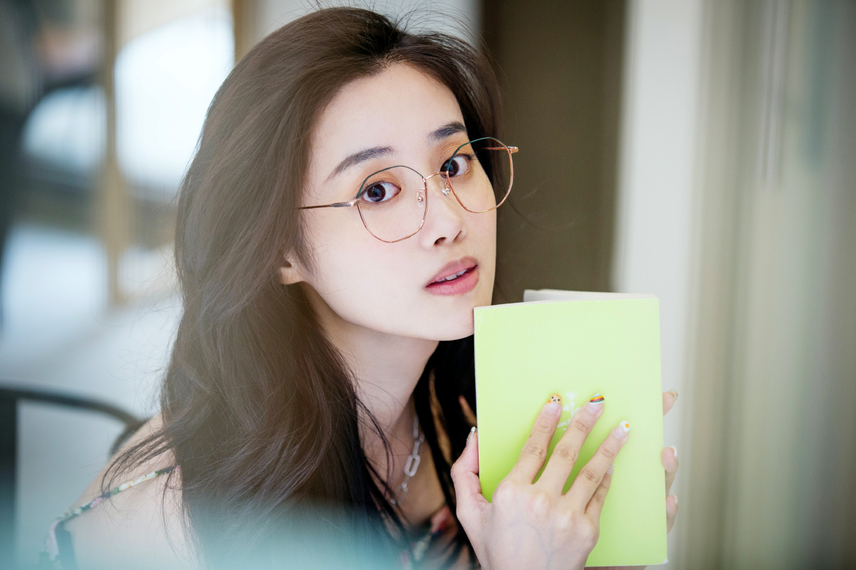 清新眼镜眼睛好看美女可爱瘦瘦咖啡馆胡同