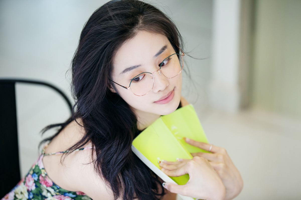 清新眼镜眼睛好看美女可爱瘦瘦咖啡馆胡同