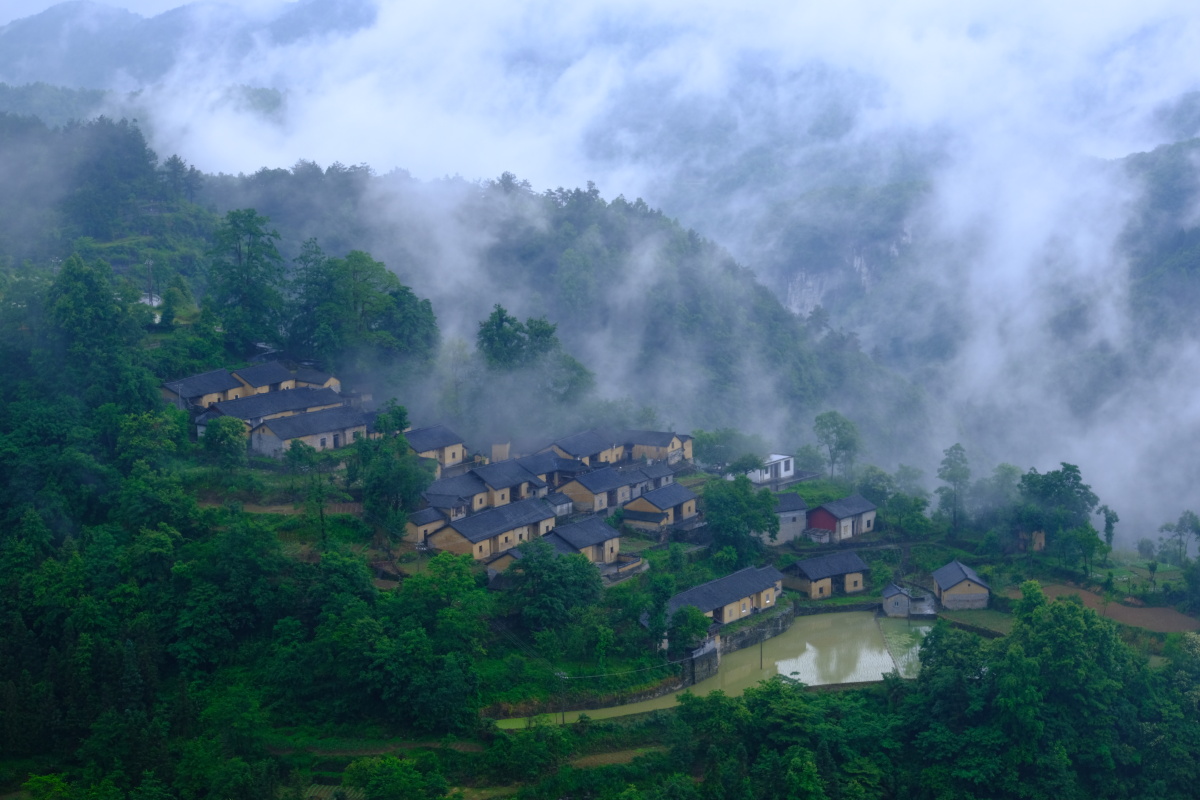 凤凰古城凉灯村