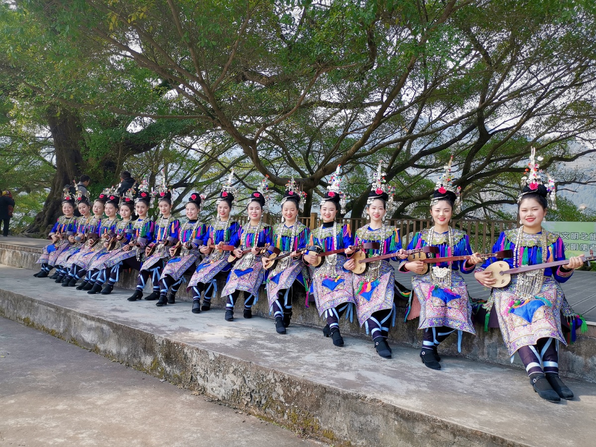 侗族少女弹唱琵琶歌